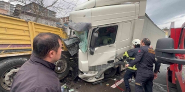 rizede-ariza-yaptigi-icin-park-halinde-olan-tira-baska-bir-tir-carpti-1i-agir-C3Tk7X9m.jpg