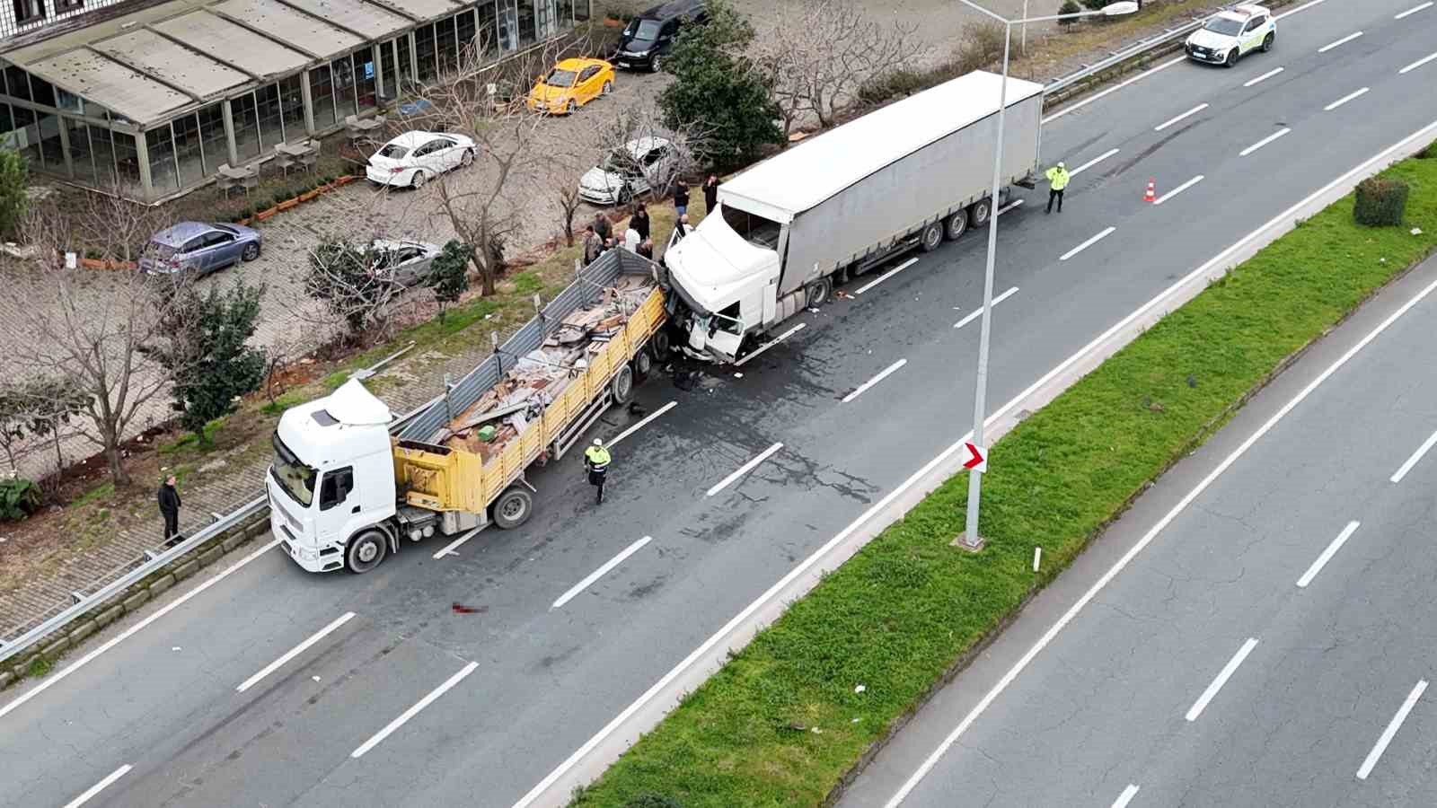 Rize’de arıza yaptığı için park halinde olan tıra başka bir tır çarptı: 1’i ağır 4 yaralı 10 rizede ariza yaptigi icin park halinde olan tira baska bir tir carpti 1i agir