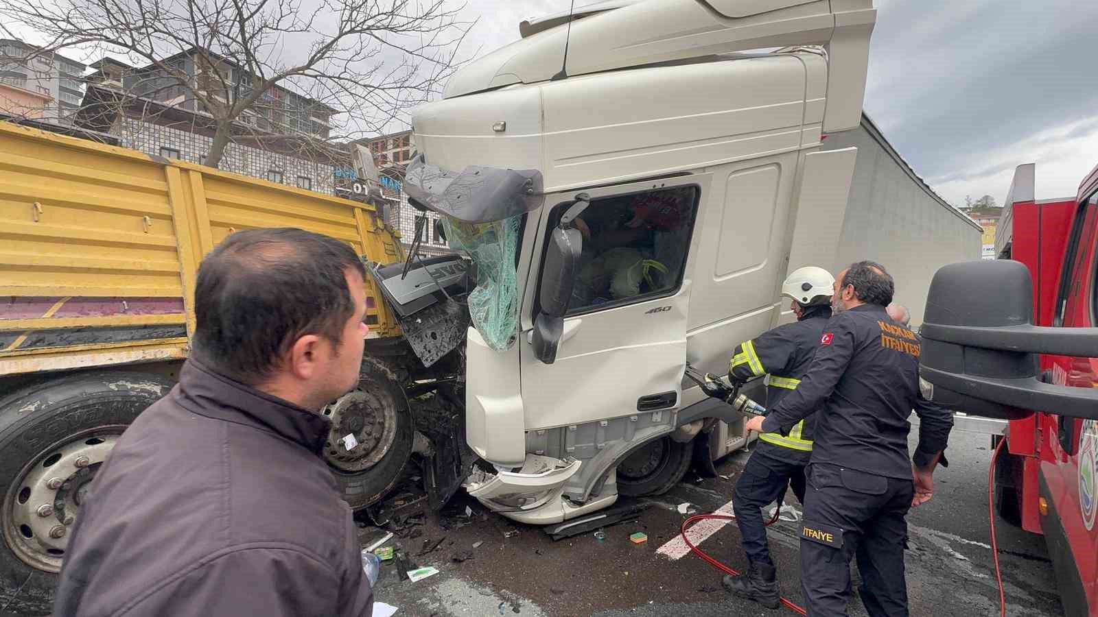 Rize’de arıza yaptığı için park halinde olan tıra başka bir tır çarptı: 1’i ağır 4 yaralı 4 rizede ariza yaptigi icin park halinde olan tira baska bir tir carpti 1i agir agwgSb93