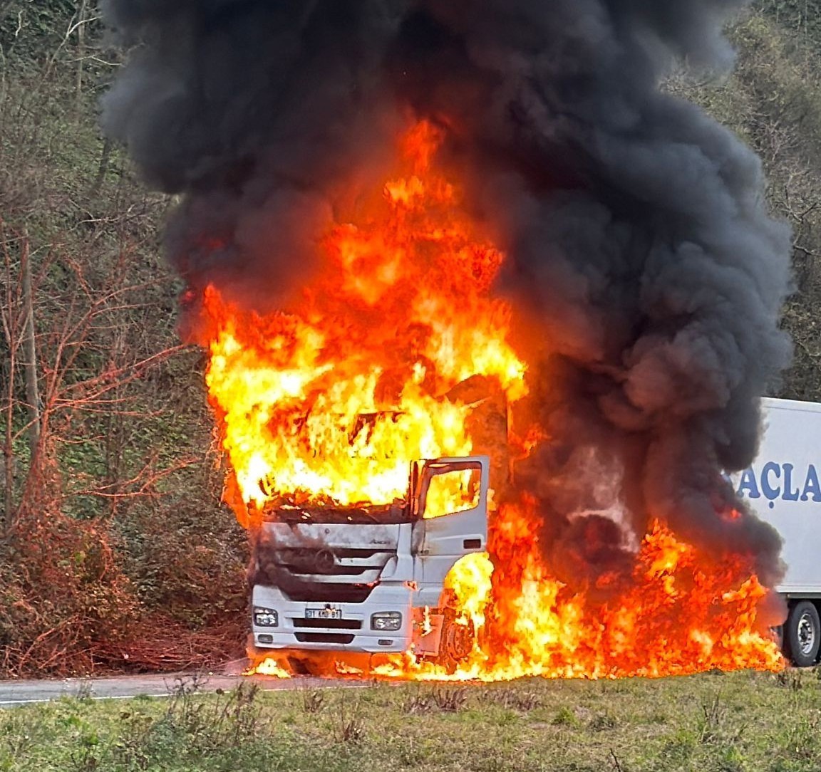 Rize’de arızalanan tır alev alev yandı 4 rizede arizalanan tir alev alev yandi 0 BiCYOwy9