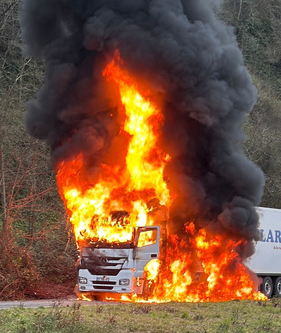 Rize’de arızalanan tır alev alev yandı 5 rizede arizalanan tir alev alev yandi 1 yAspZiED