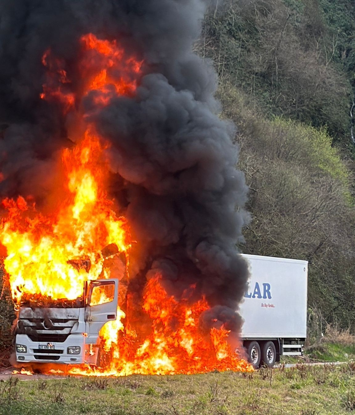 Rize’de arızalanan tır alev alev yandı 6 rizede arizalanan tir alev alev yandi 2 IsB3CDAs
