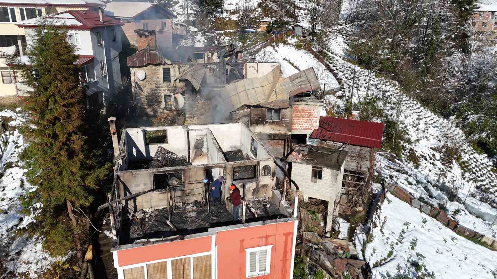 rizede bir evde cikan yangin 2 eve daha sicradiktan sonra sonduruldu 1 F7DPLYNP