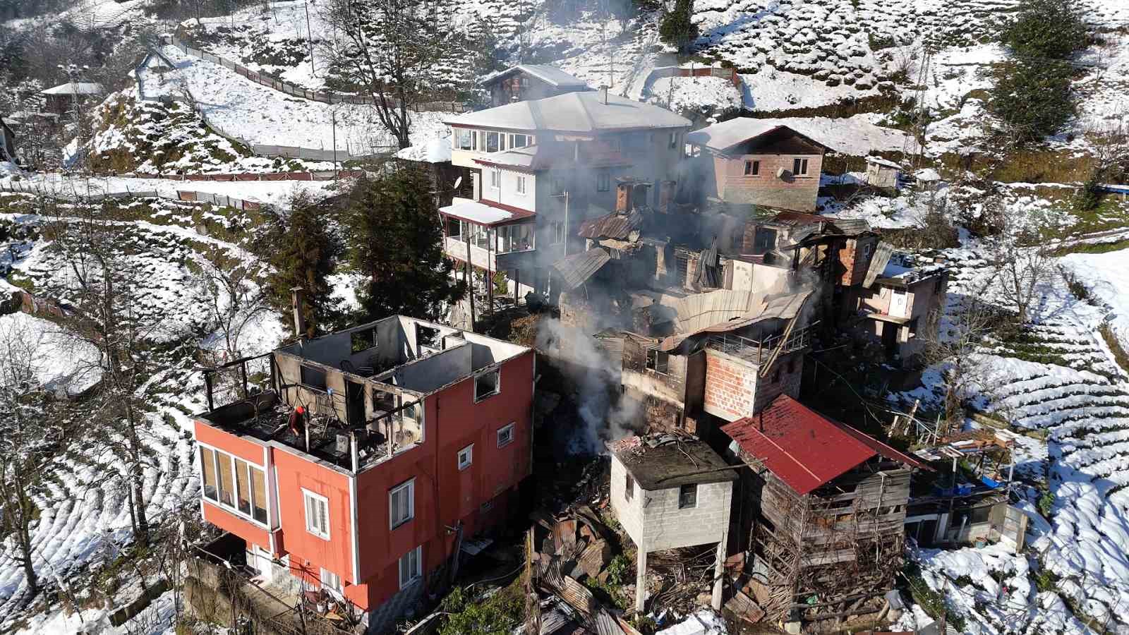 rizede bir evde cikan yangin 2 eve daha sicradiktan sonra sonduruldu 2 IKgYme1u