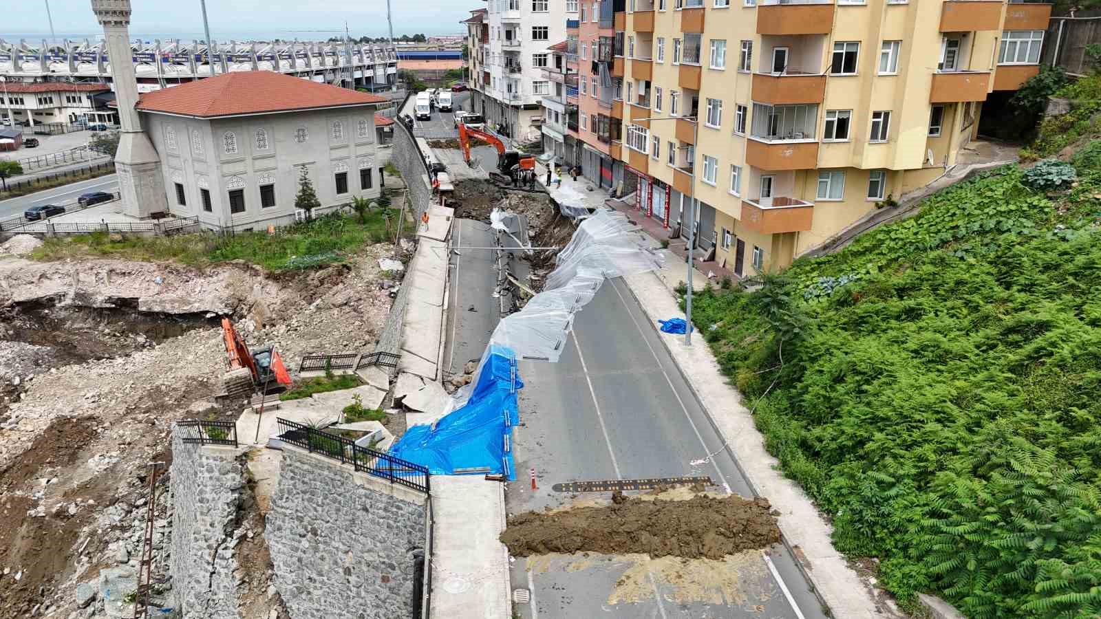 Rize’de çöken yolla ilgili tahliye edilen bina sakinleri "Biz uyarmıştık" dedi 6 rizede coken yolla ilgili tahliye edilen bina sakinleri biz uyarmistik dedi 2 qIUKkDFG