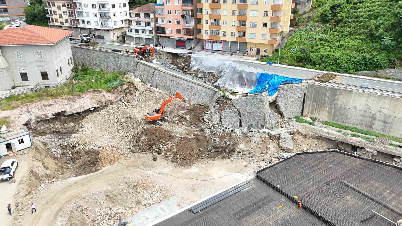 Rize’de çöken yolla ilgili tahliye edilen bina sakinleri "Biz uyarmıştık" dedi 8 rizede coken yolla ilgili tahliye edilen bina sakinleri biz uyarmistik dedi 4 KgBgsJmt
