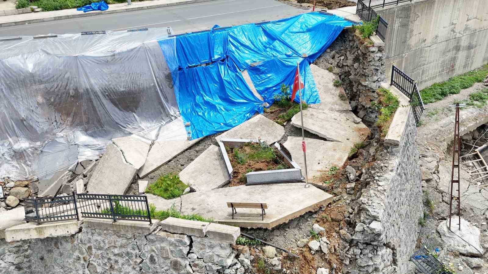 Rize’de çöken yolla ilgili tahliye edilen bina sakinleri "Biz uyarmıştık" dedi 9 rizede coken yolla ilgili tahliye edilen bina sakinleri biz uyarmistik dedi 5 2KjwUmNe