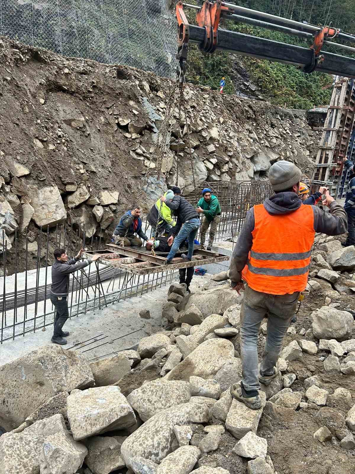 Rize’de duvar inşaatında kalıp çöktü: 5 işçi yaralı 6 rizede duvar insaatinda kalip coktu 5 isci yarali 2 WHpSbEQJ
