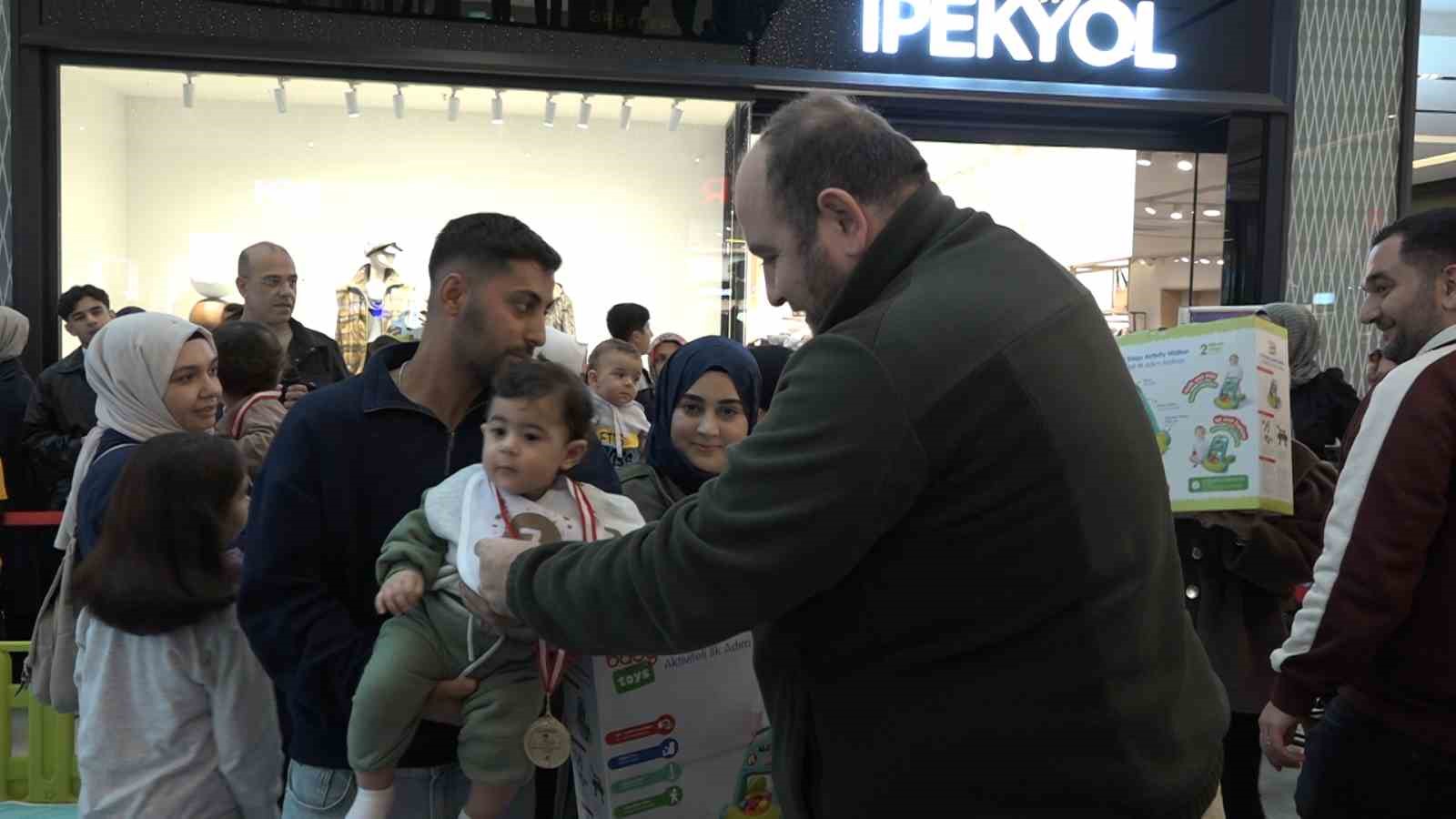 rizede emekleme yarisinda bebeklerden cok aileler yaristi 4 tNWEKBDe
