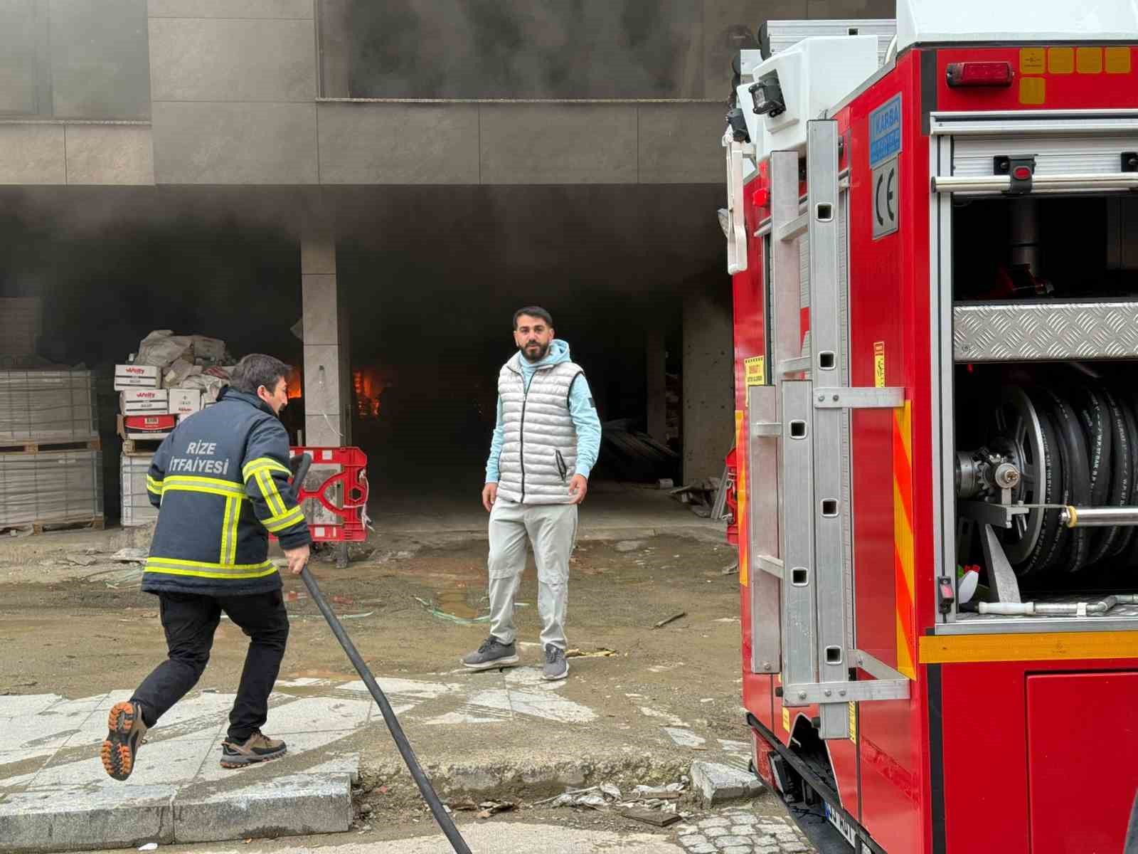 Rize’de inşaat alanında yangın 7 rizede insaat alaninda yangin 3 Li7IT8eI