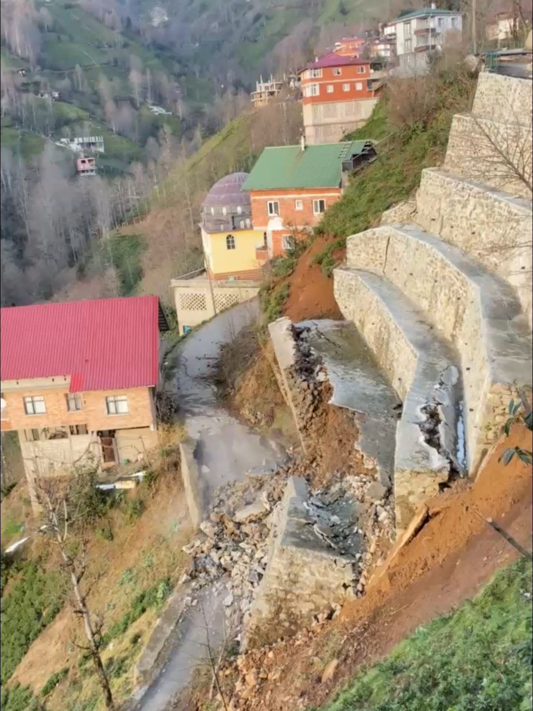 rizede istinat duvari coktu 2 ev tedbir amacli bosaltildi 1 BSrpZ7IS