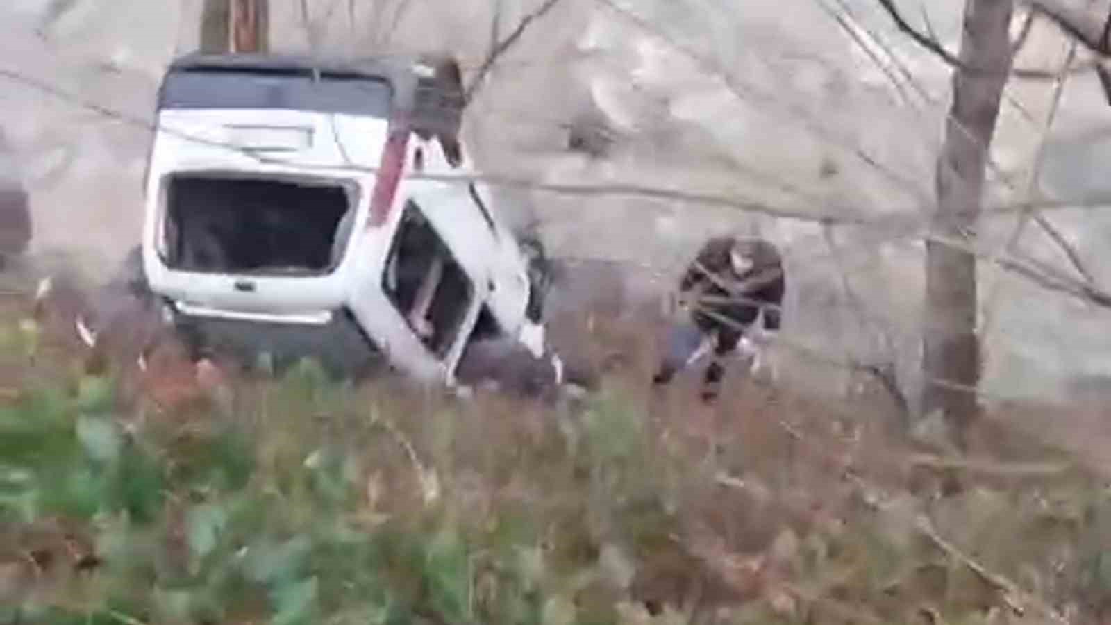 rizede kamyonet dereye yuvarlandi 1 olu 1 yarali 0