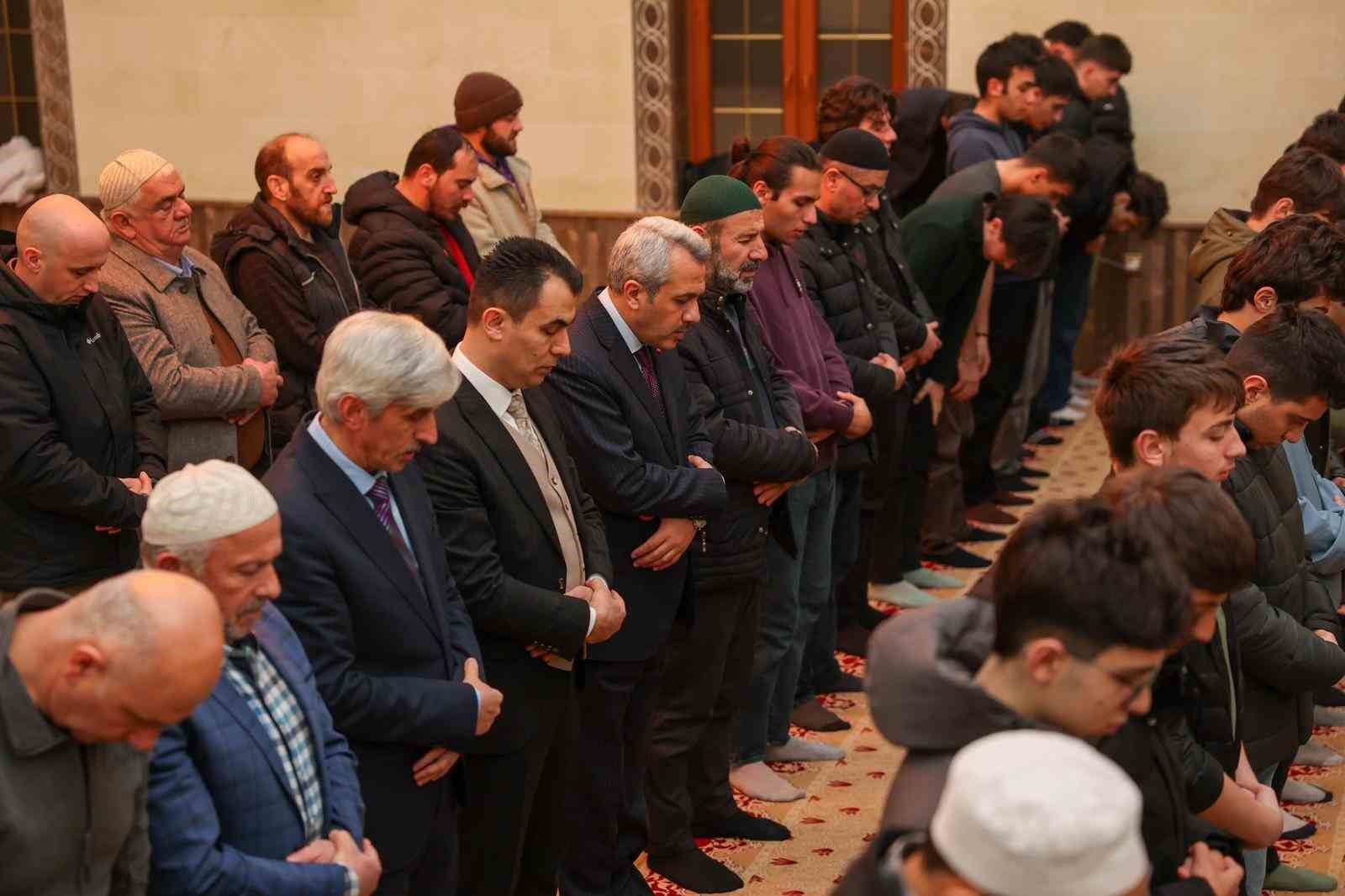 rizede ogrenciler cemaati az olan camilerde teravih namazinda bulusuyor 1 HS3MmaL3