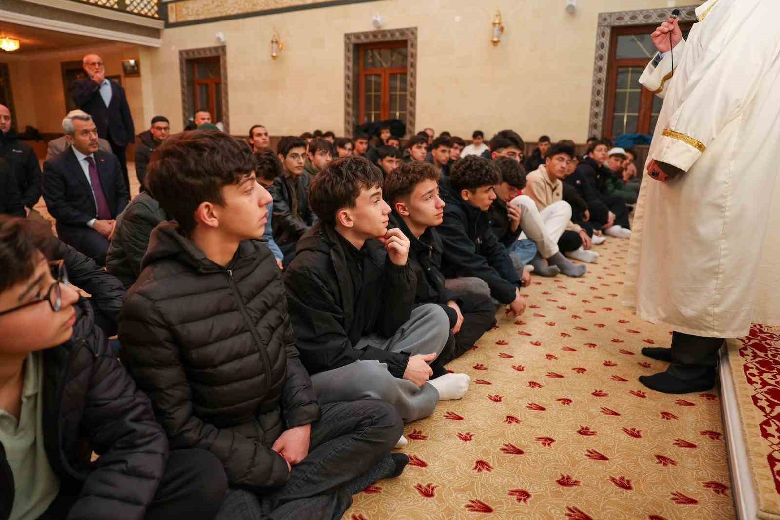 rizede ogrenciler cemaati az olan camilerde teravih namazinda bulusuyor 2 u1d56dU7