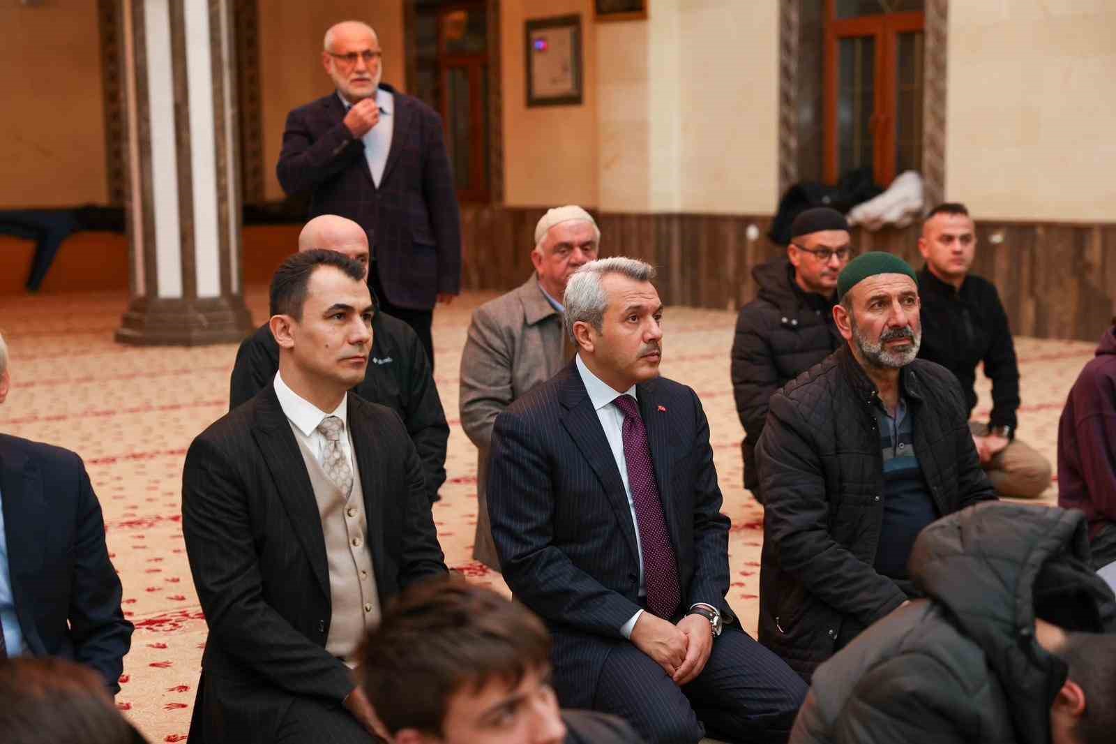 rizede ogrenciler cemaati az olan camilerde teravih namazinda bulusuyor 3 CP7O8s9R