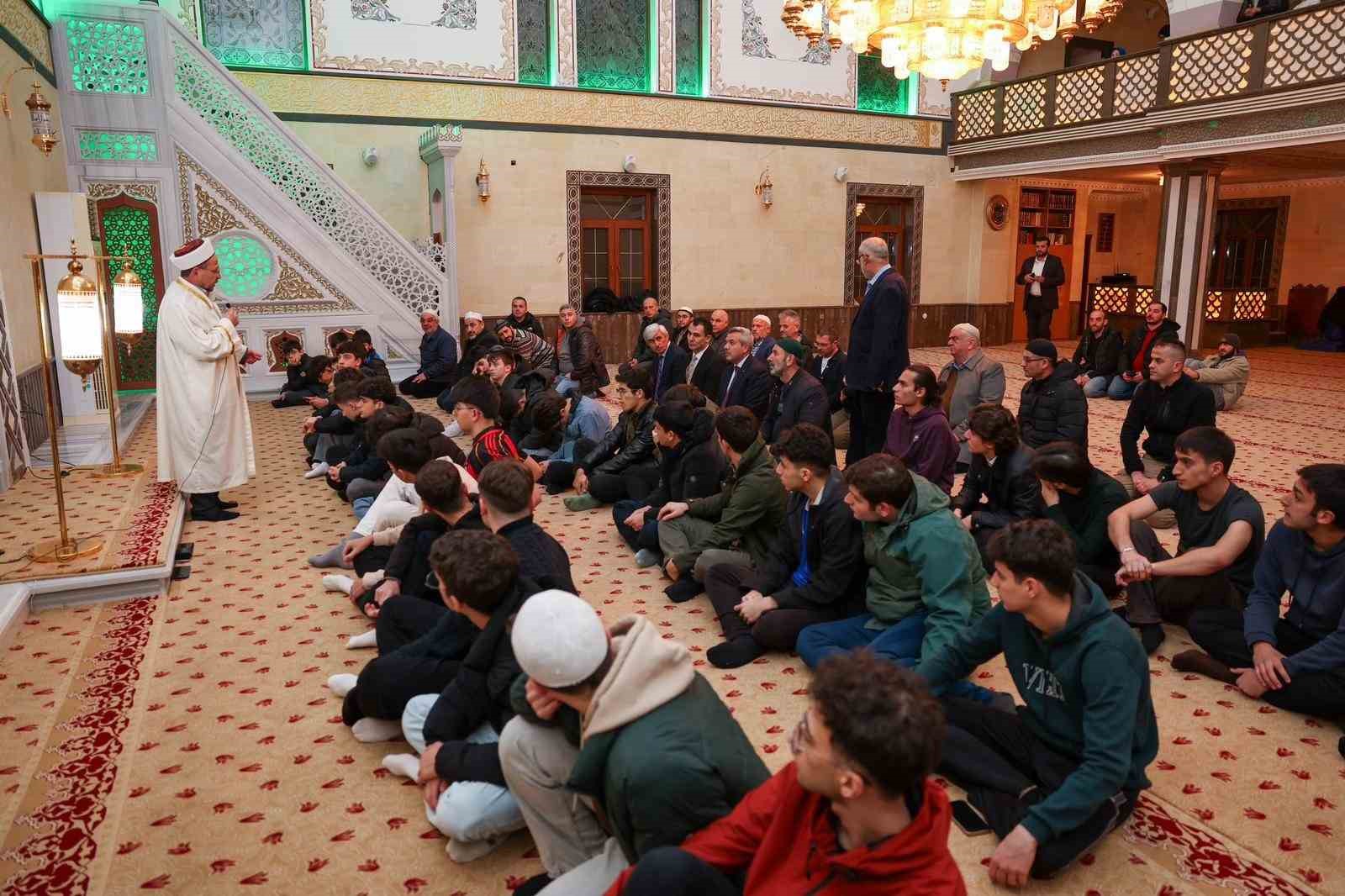rizede ogrenciler cemaati az olan camilerde teravih namazinda bulusuyor 4 cWw63CdK