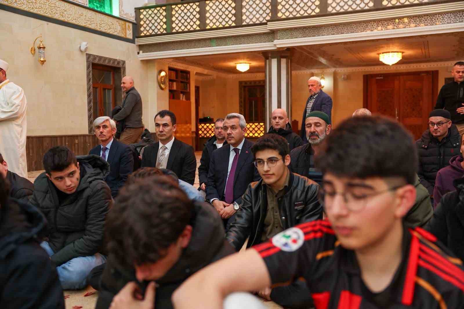 rizede ogrenciler cemaati az olan camilerde teravih namazinda bulusuyor 6 VlKbFyMt