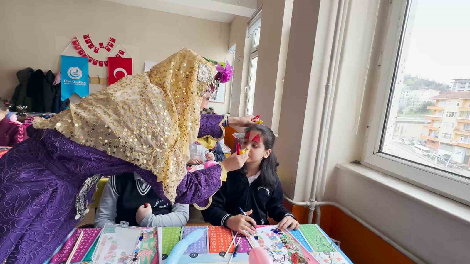 rizede ogrencilere karagoz ve hacivat gosterisi 5 YilCKzEQ