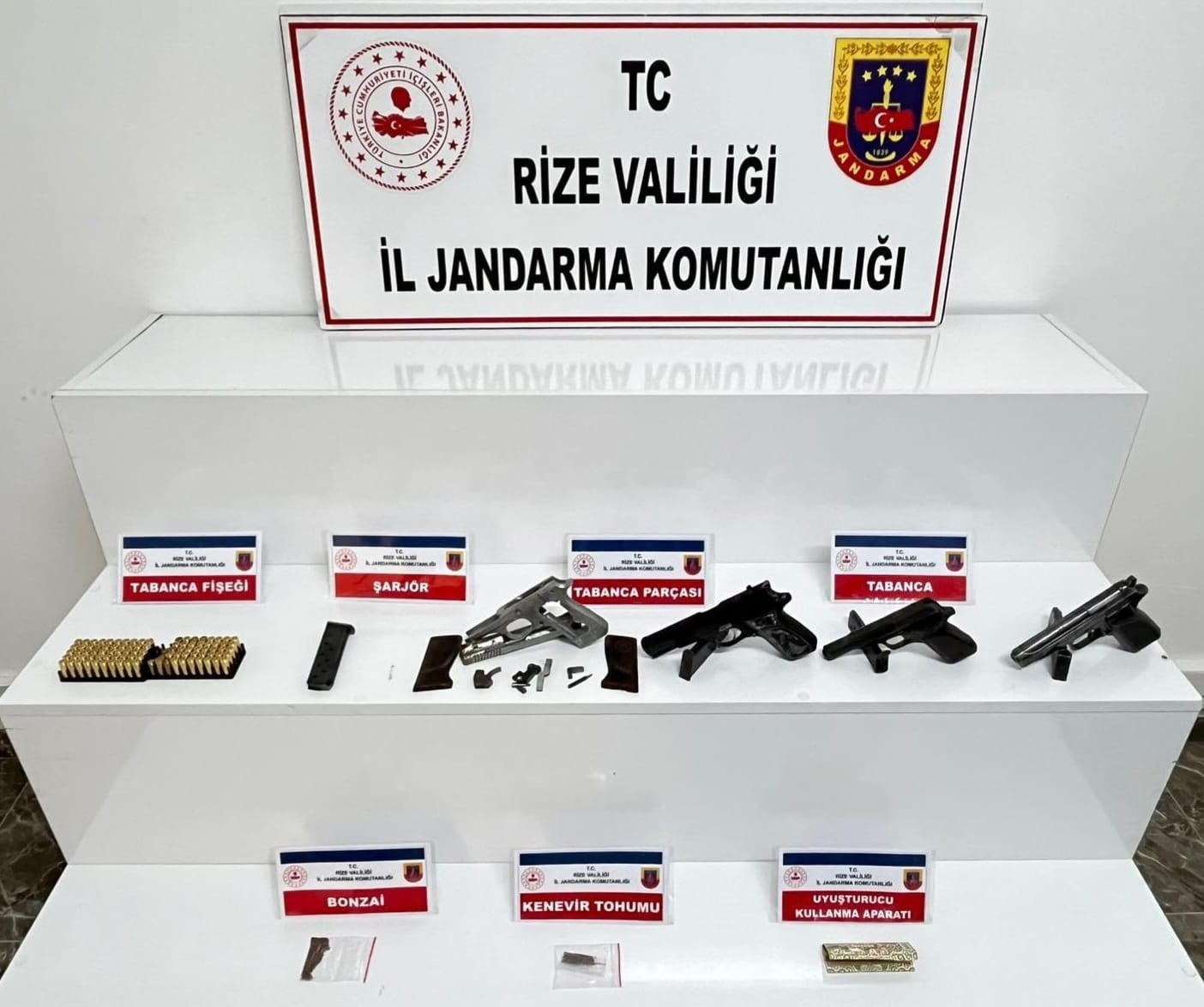 rizede ruhsatsiz silah ve uyusturucu operasyonu 0 JqWriCKS