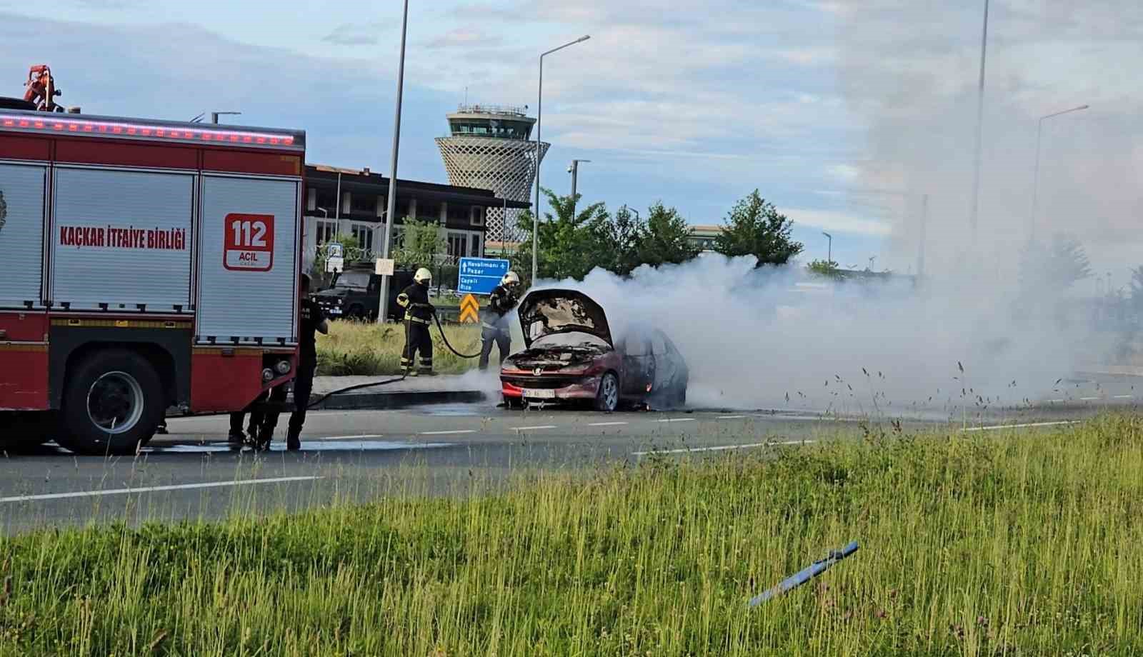rizede seyir halindeki otomobil alev topuna dondu 1