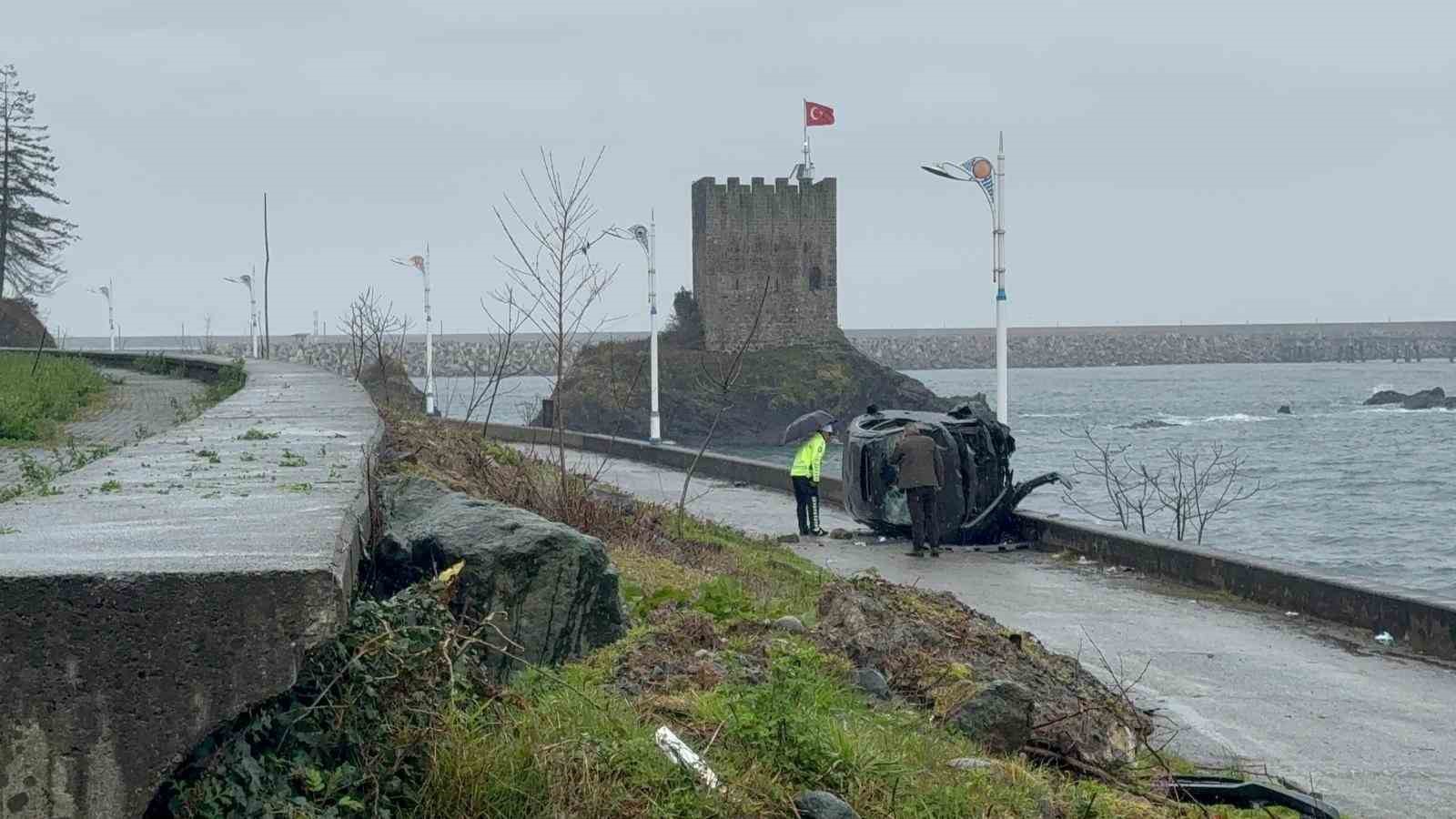 rizede takla atan otomobil beton bariyere carparak denize ucmaktan kurtuldu 1 ZdPWaz7v