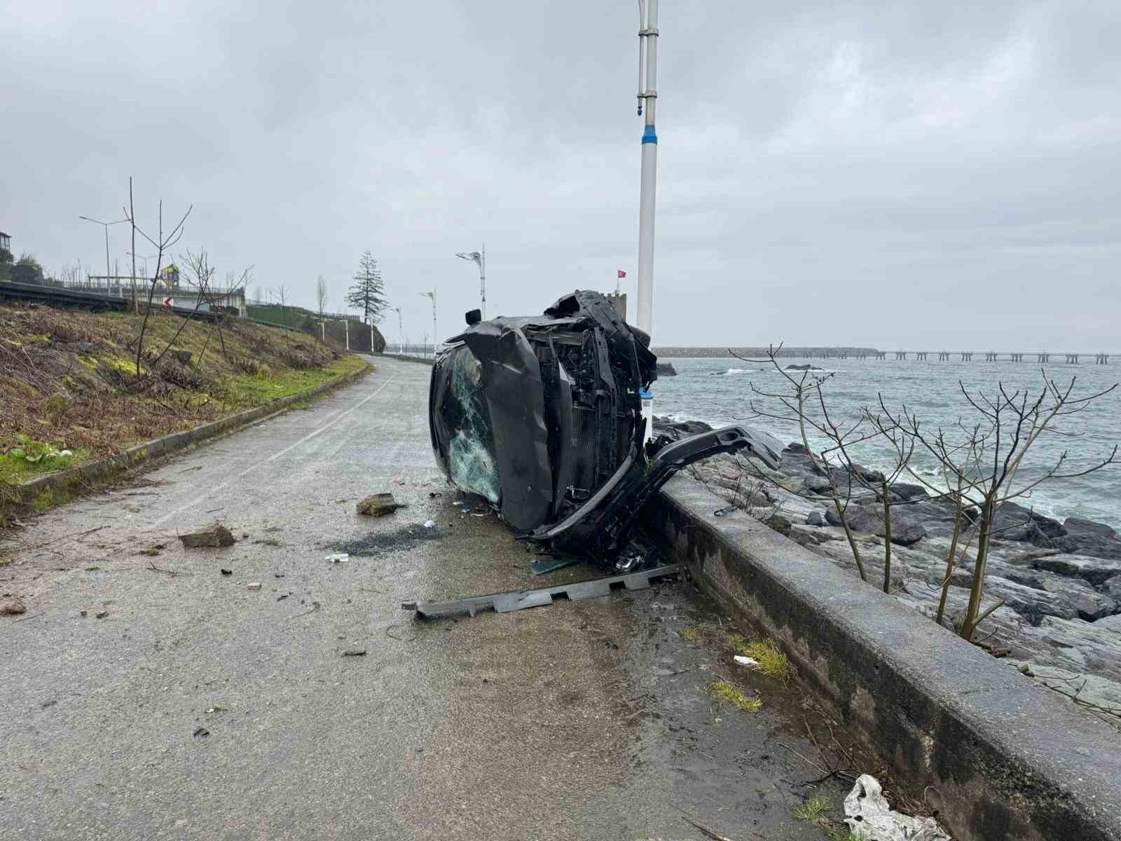 rizede takla atan otomobil beton bariyere carparak denize ucmaktan kurtuldu 2 v9qgiLQA