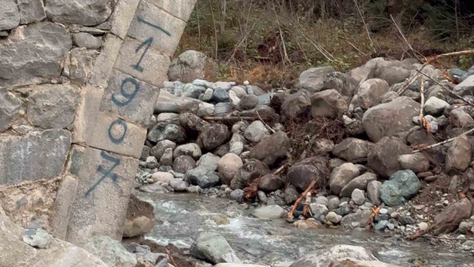 Rize’de tarihi kemer köprüye sprey boya ile zarar verildi 5 rizede tarihi kemer kopruye sprey boya ile zarar verildi 1 FIeLGJjq