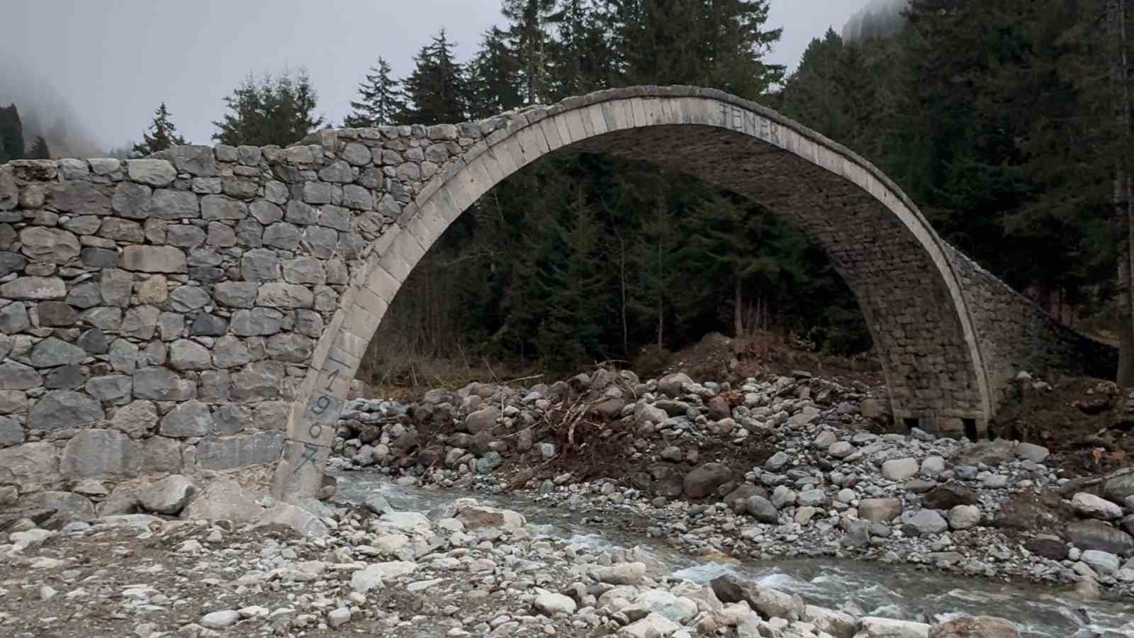 Rize’de tarihi kemer köprüye sprey boya ile zarar verildi 6 rizede tarihi kemer kopruye sprey boya ile zarar verildi 2 Ggm4dkZ5