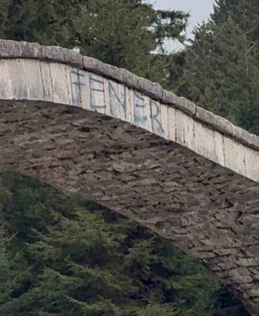 rizede-tarihi-kemer-kopruye-sprey-boya-ile-zarar-verildi-6u4aXtk3.jpg