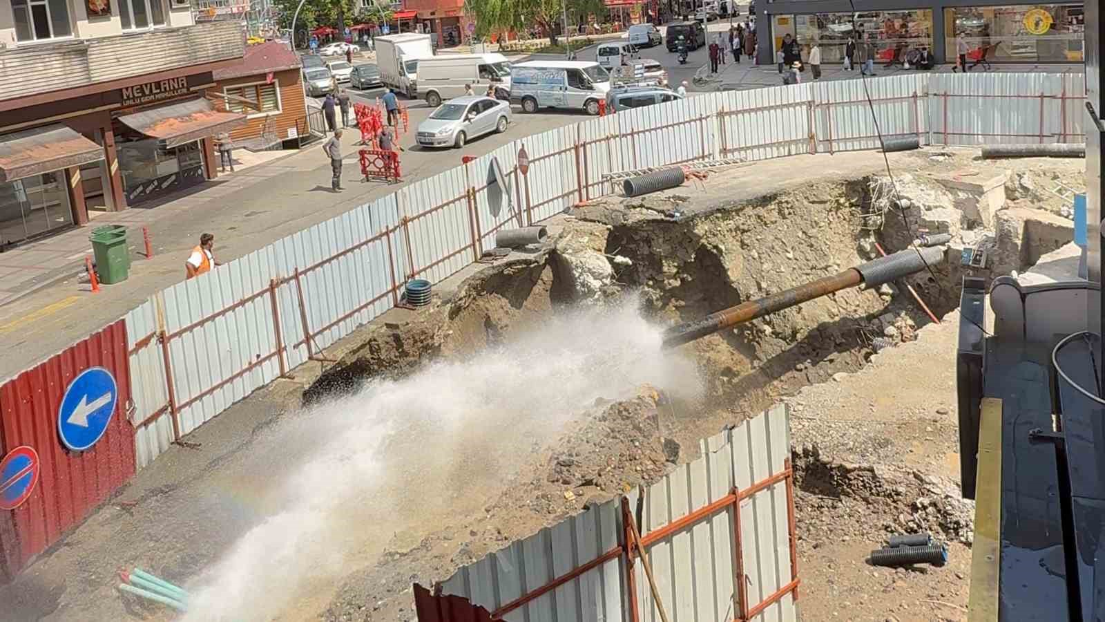 Rize’de tarihi köprünün restorasyon çalışması sırasında su borusu patladı 4 rizede tarihi koprunun restorasyon calismasi sirasinda su borusu patladi 0 QSy7C6ba