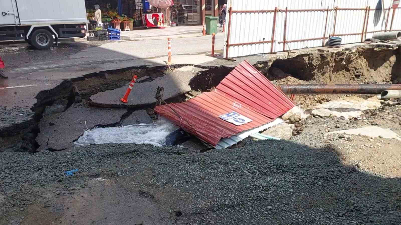 Rize’de tarihi köprünün restorasyon çalışması sırasında su borusu patladı 5 rizede tarihi koprunun restorasyon calismasi sirasinda su borusu patladi 1 JiFY4fzj