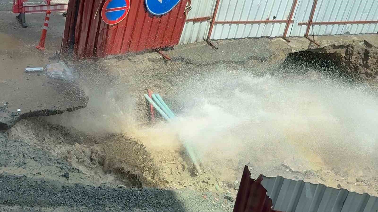 Rize’de tarihi köprünün restorasyon çalışması sırasında su borusu patladı 6 rizede tarihi koprunun restorasyon calismasi sirasinda su borusu patladi 2 5ebi6AGX