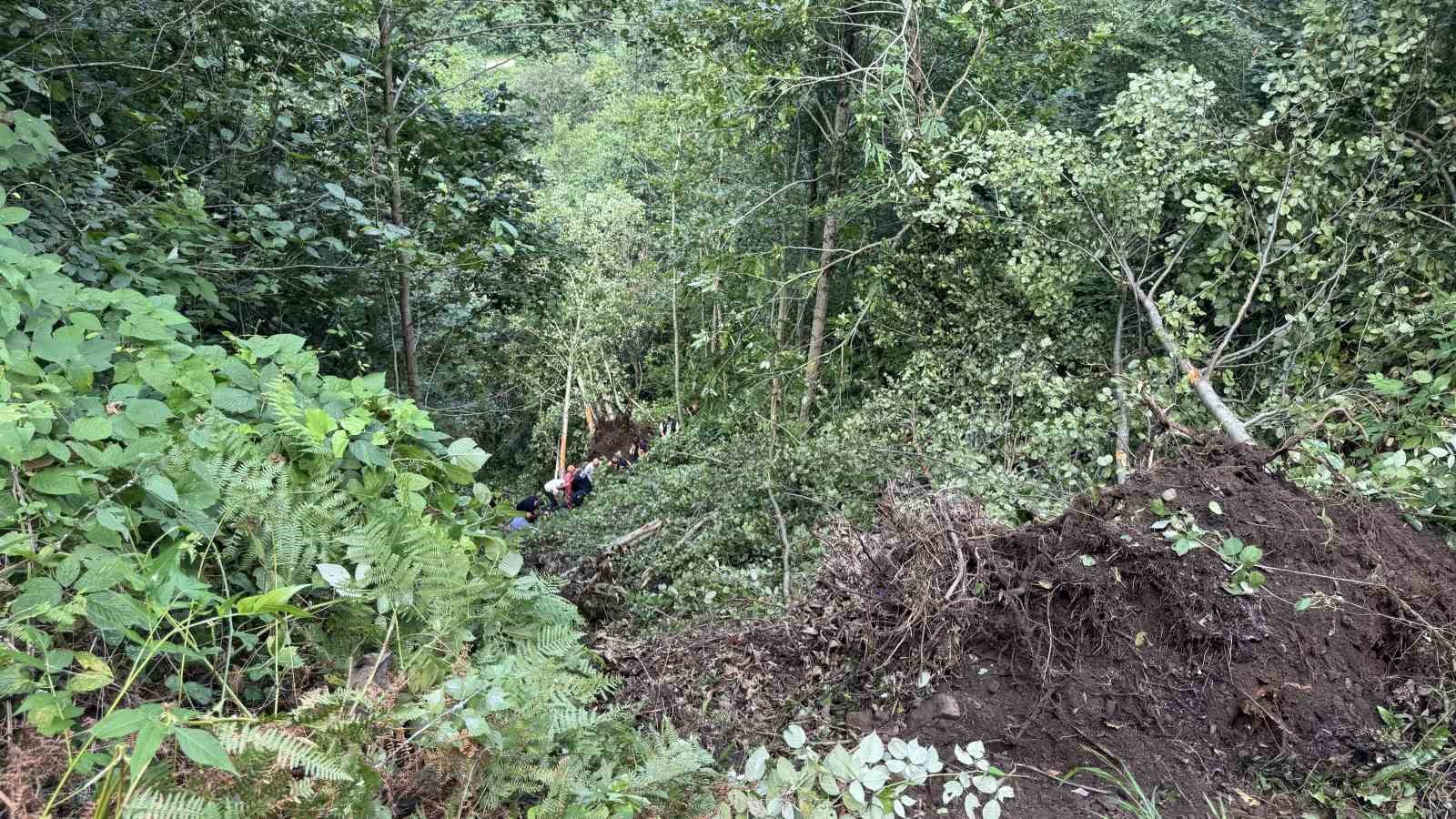 rizede ucuruma yuvarlanan is makinesinin operatoru yaralandi 0 seXwOGAZ
