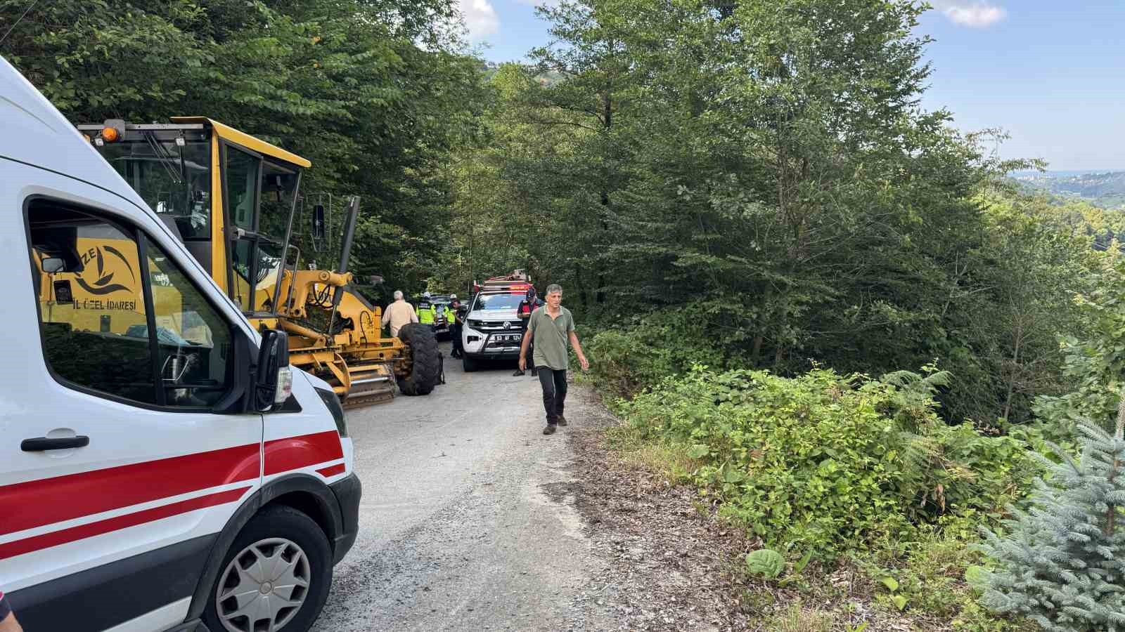 rizede ucuruma yuvarlanan is makinesinin operatoru yaralandi 2 a7jZd312