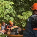 rizede-ucuruma-yuvarlanan-is-makinesinin-operatoru-yaralandi-7xeG2PzA.jpg