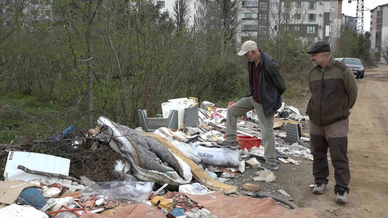 rizede vahsi cop depolama sahasi vatandaslari canindan bezdirdi 5 mNbUISRz