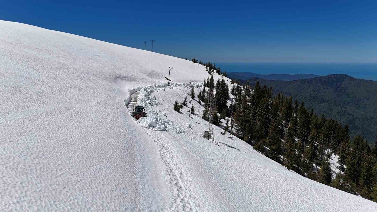 rizede yayla yollarinda kar temizleme calismasi suruyor 1 cD7FBTnS
