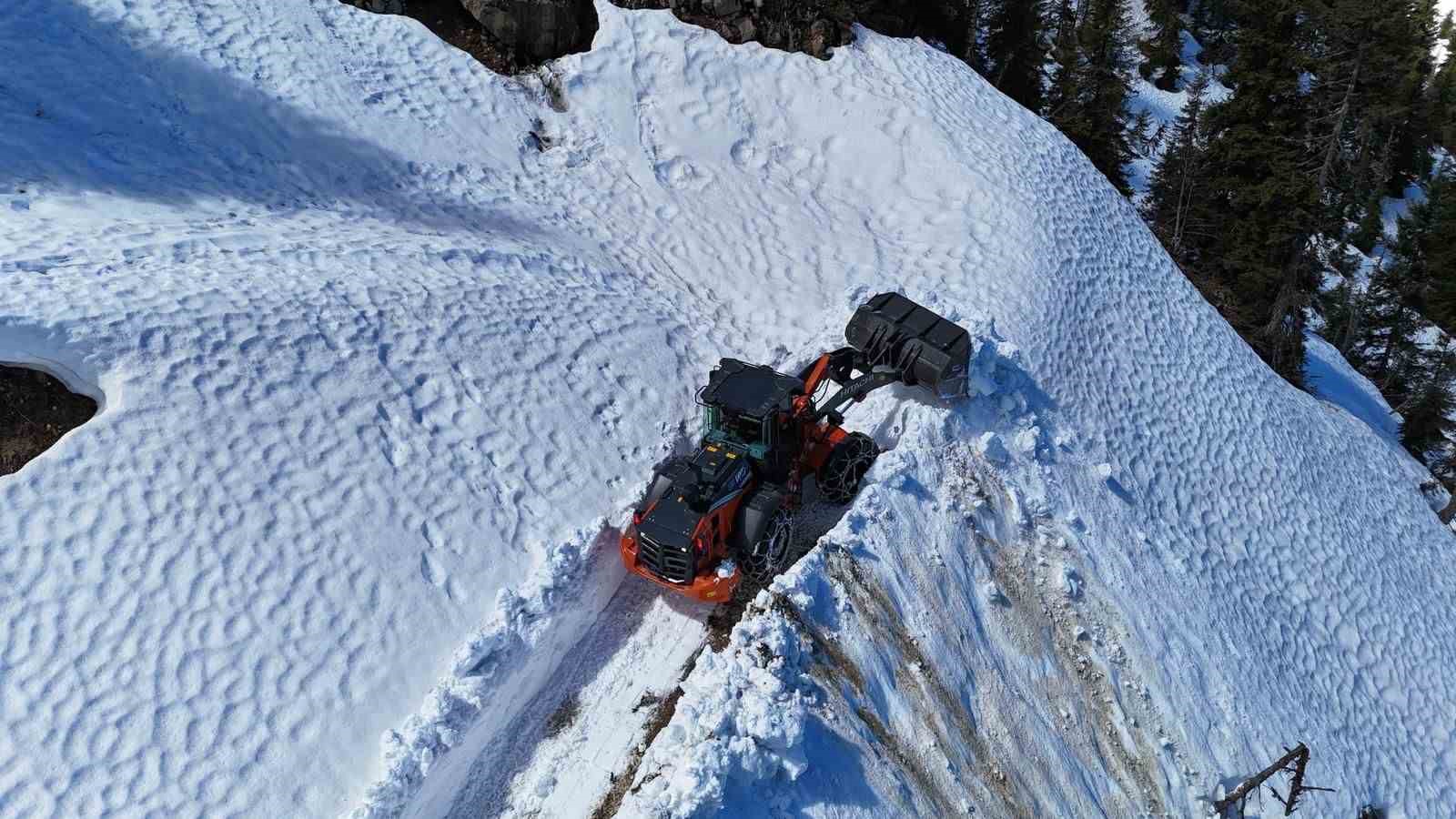 rizede yayla yollarinda kar temizleme calismasi suruyor 2