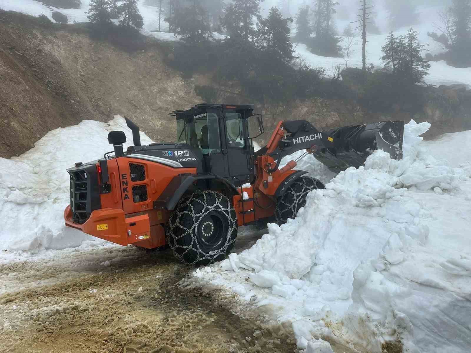 rizede yayla yollarinda kar temizleme calismasi suruyor 5 zfCVSgVz