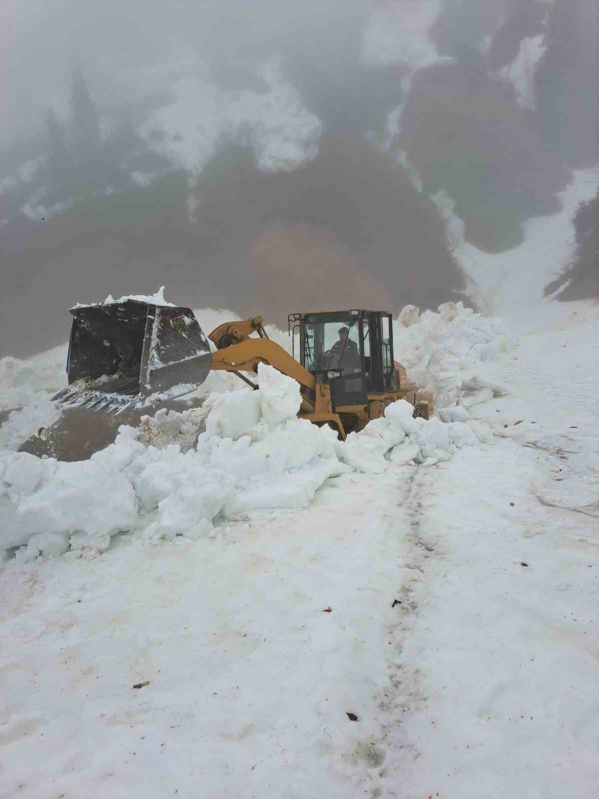 rizede yayla yollarinda kar temizleme calismasi suruyor 6 msukwuSO