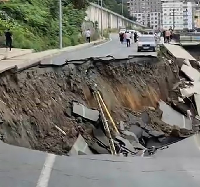 Rize’de yol çöktü, 2 bina tedbir amaçlı tahliye edildi 4 rizede yol coktu 2 bina tedbir amacli tahliye edildi 0