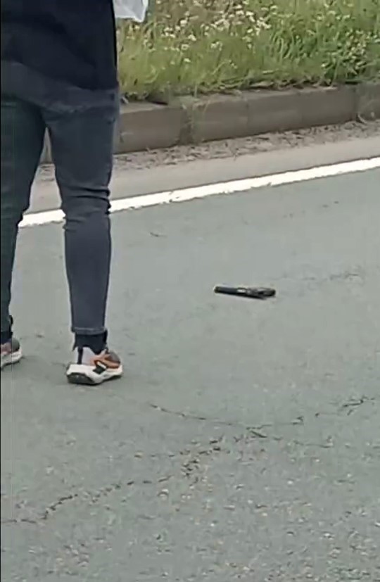 rizede yol ortasinda tabanca bulundu 0