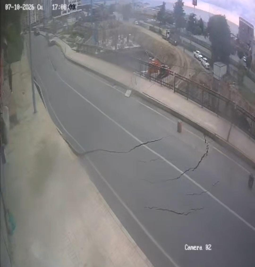 rizede yolun cokme ani guvenlik kamerasina yansidi 0 TuE3hZLZ