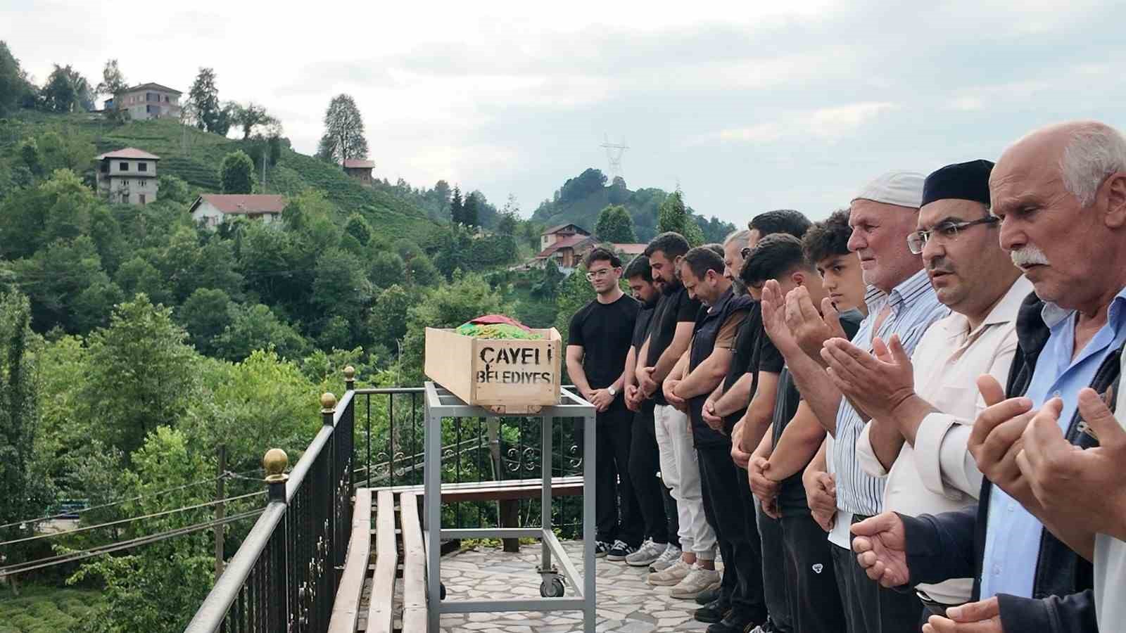 rizedeki feci kazada hayatini kaybeden kadin topraga verildi 0 Oysv2Fkk
