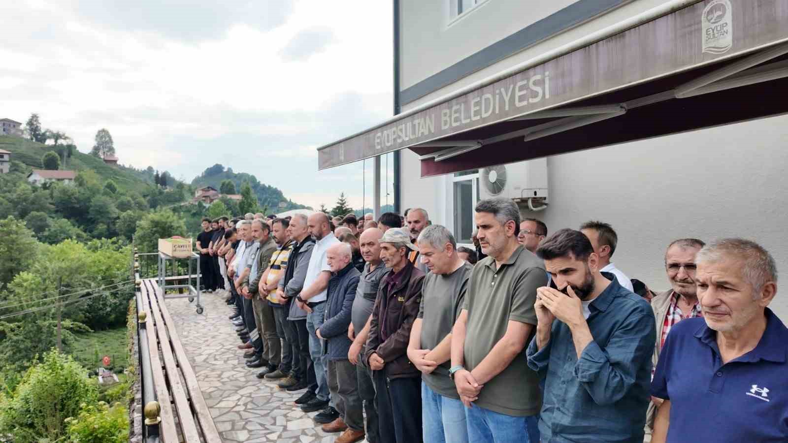 rizedeki feci kazada hayatini kaybeden kadin topraga verildi 1 wrcG7eSH