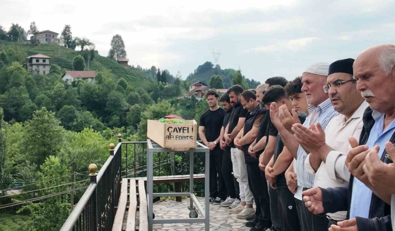 rizedeki-feci-kazada-hayatini-kaybeden-kadin-topraga-verildi-zWJeXeIb.jpg