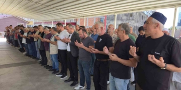rizedeki-feci-kazada-hayatini-kaybedenler-topraga-verildi-1NmOCPx4.jpg