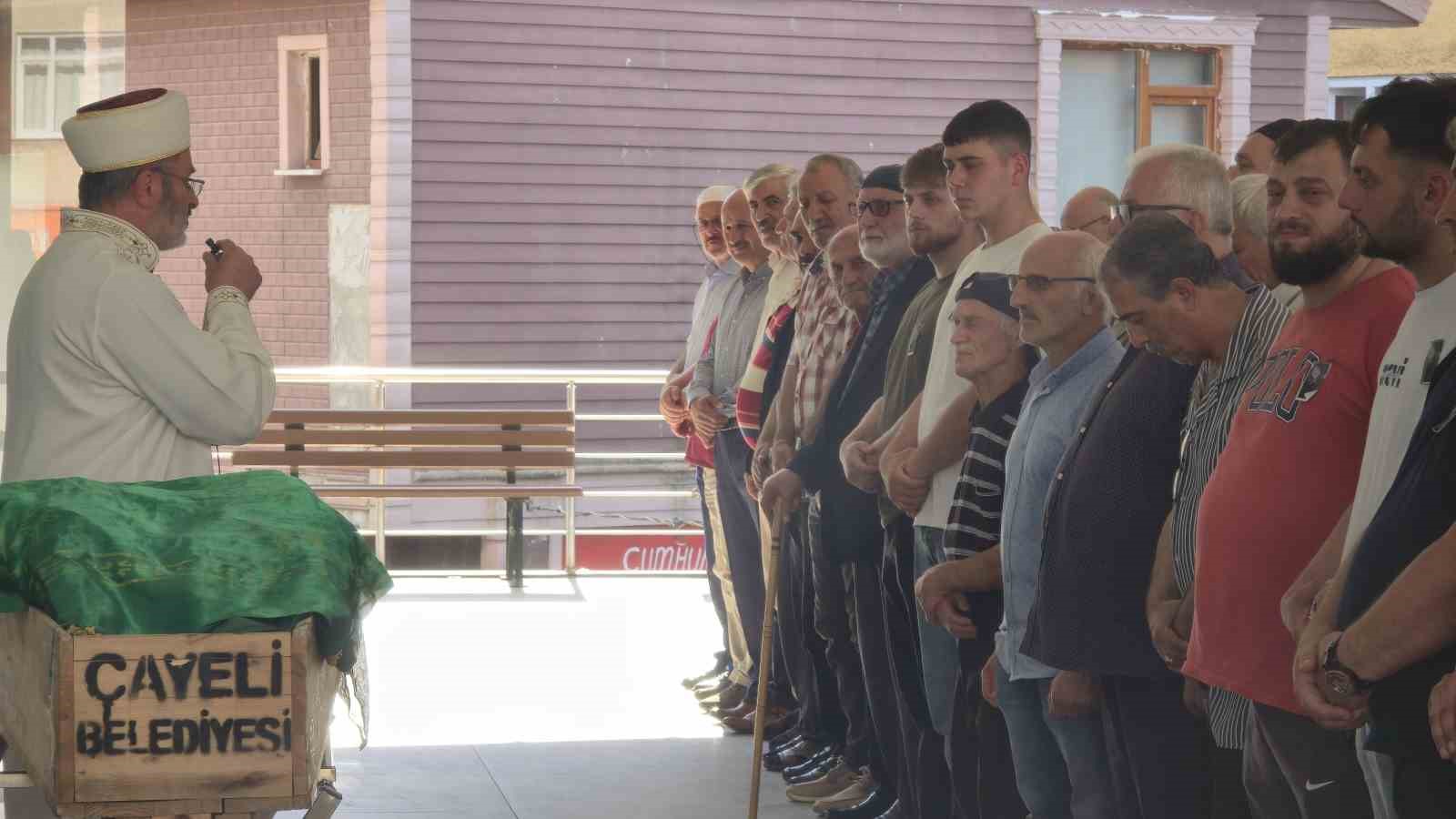 rizedeki feci kazada hayatini kaybedenler topraga verildi 3 qycuBTOK