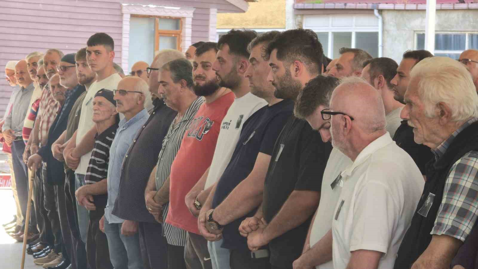 rizedeki feci kazada hayatini kaybedenler topraga verildi 4 zd97Cv33