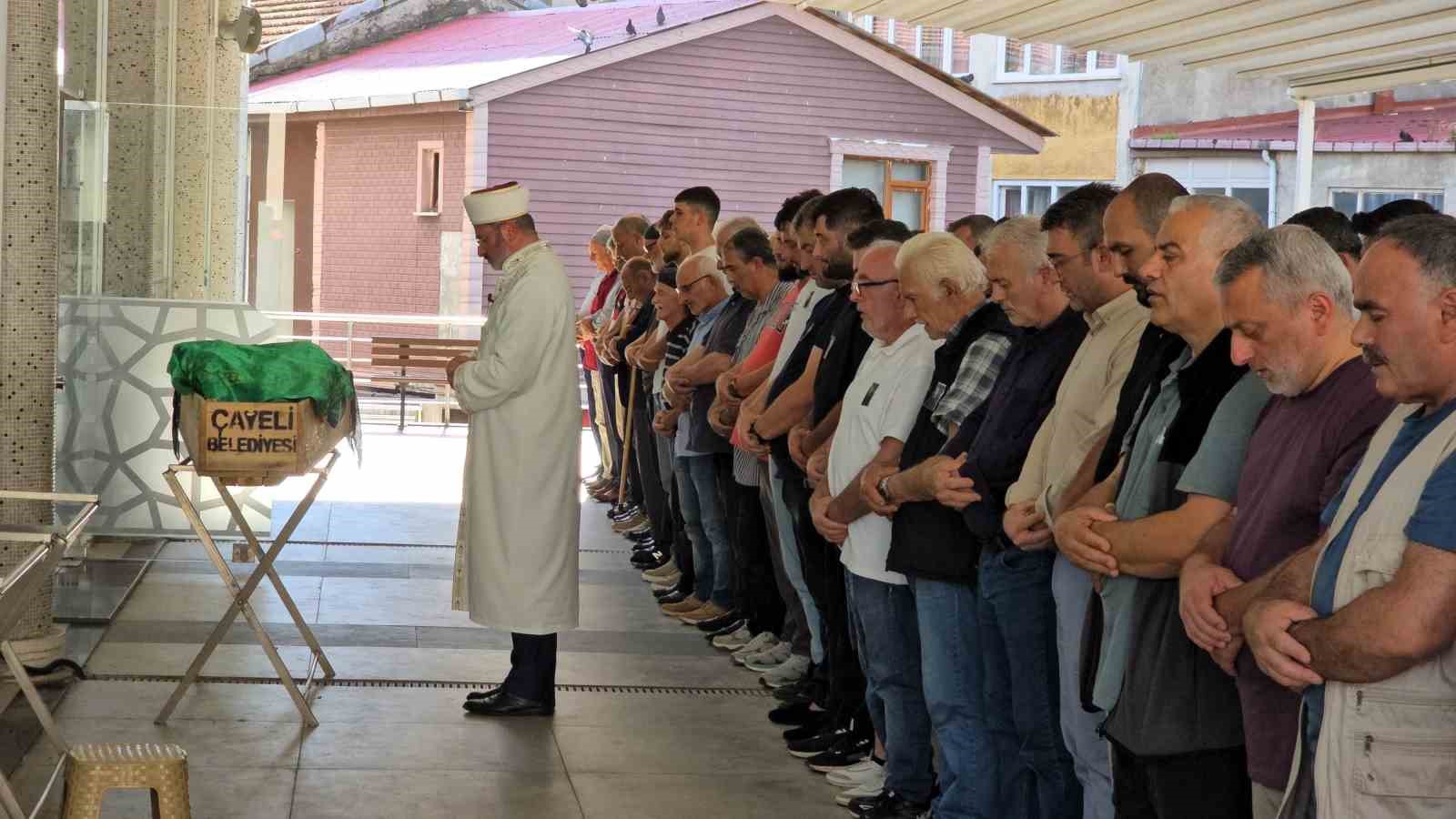 rizedeki feci kazada hayatini kaybedenler topraga verildi 5 ikwPPXXu